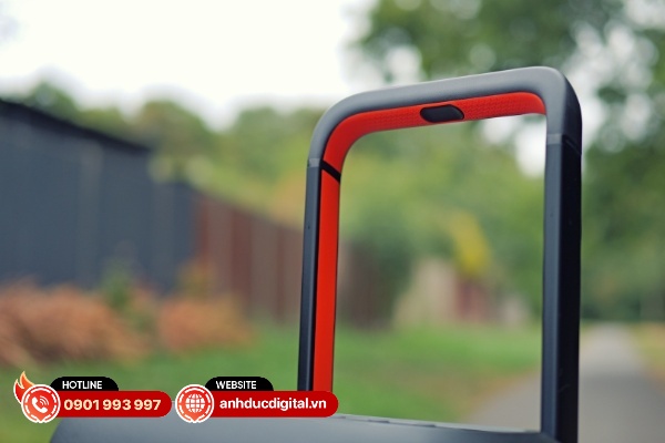 Phần tay cầm có thể kéo dài thêm khoảng 23cm dể người dùng cao hơn vẫn có thể kéo chiếc loa này dễ dàng