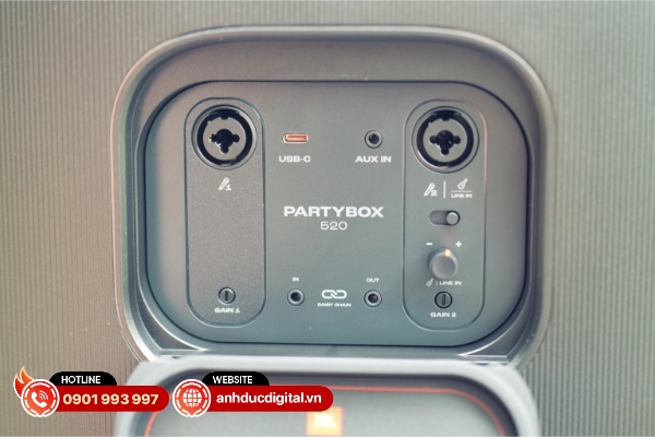 Khu vực chứa các cổng kết nối của JBL PartyBox 520