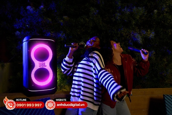 JBL PartyBox 520 cũng được trang bị hệ thống đèn LED trang trí bao quanh hai cụm loa chính và cá đường viền phụ