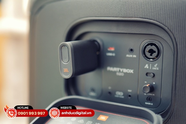 Một trong những ưu điểm lớn của JBL PartyBox 520 là hệ thống cổng đầu vào tích hợp XLR và 1/4-inch