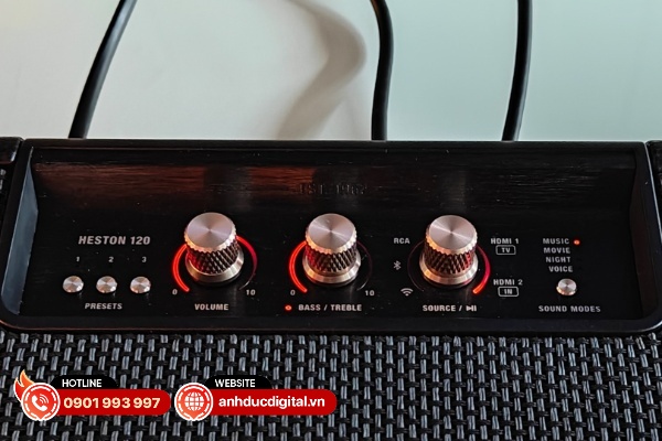 Marshall Heston 120 có hệ thống điều khiển bao gồm núm xoay và nút bấm trực quan cùng đèn LED nền thông báo