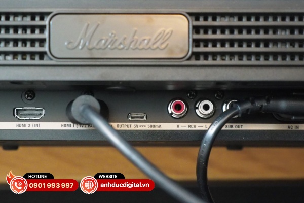 Chỉ cần cắm cổng nguồn và dây HDMI với TV là đã có thẻ sử dụng Marshall Heston 120