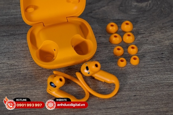 Powerbeats Pro 2 đạt chuẩn kháng nước là IPX4 để tránh mồ hôi hay vài tia nước bắn