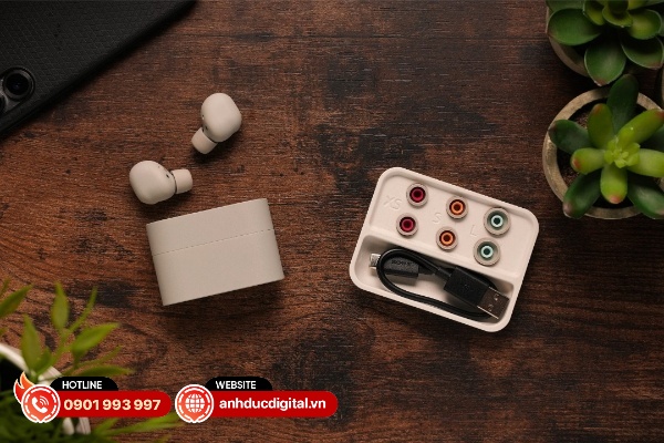 Sony WF-1000XM6 có thiết kế thuôn dài với lớp hoàn thiện mờ