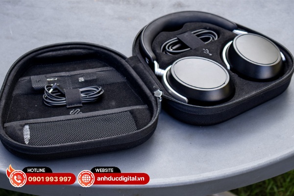 Khi mua tai nghe, người dùng sẽ có thêm một hộp đựng bảo vệ rất cứng cáp