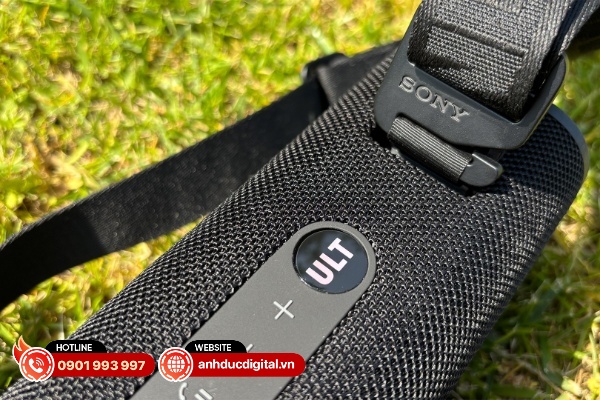 Sony ULT Field 3 có một dải đệm cao su chứa các nút điều khiển