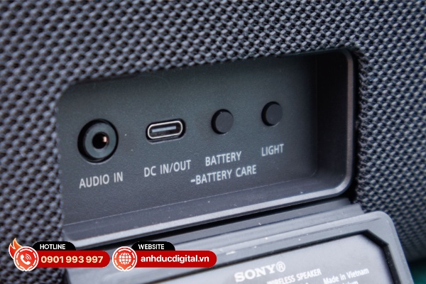 Khu vực cổng kết nối nằm ở mặt sau của Sony ULT Field 5