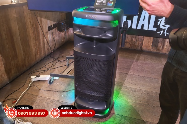 Với công suất phát nhạc có thể lên đến 1000W, Sony ULT Tower 10 thực sự là một con “quái vật âm thanh”