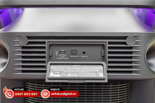 Sony cũng tập hợp bộ ba cổng dây quang, cổng audio đầu vào và cổng USB-A ở phía sau