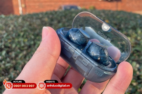 Phần hộp đựng tai nghe có kích thước to hơn và cảm giác cứng cáp hơn