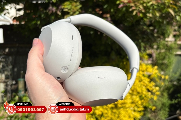 Sony WH-1000XM6 có sự phối hợp giữa các nút điều khiển vật lý được chế tạo rất tinh xảo và hệ thống điều khiển cảm ứng
