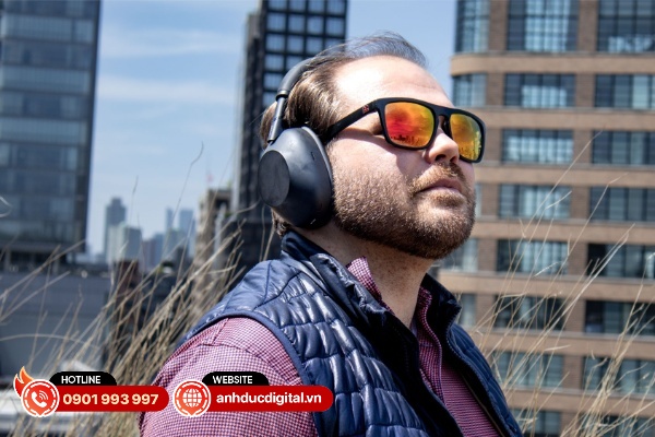 Ba micro bên ngoài gần miệng người dùng với công nghệ AI chùm tia sẽ loại bỏ tiếng ồn để tập trung vào giọng nói