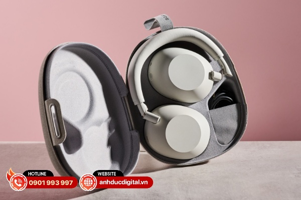 Sony WH-1000XM6 có phần bản lề gập ốp tai vào trong đã được tích hợp trở lại cùng với khả năng gập phẳng