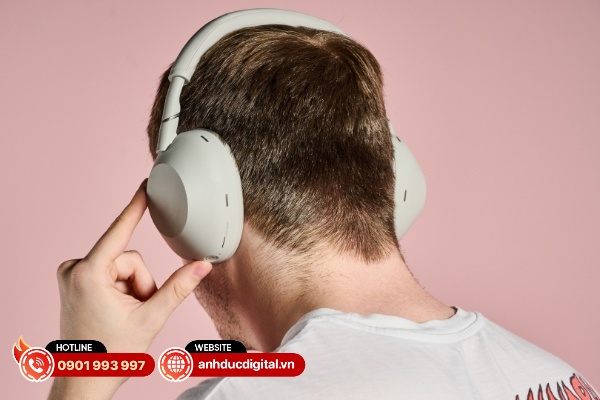 Thiết kế của nút nguồn được thay đổi từ hình chữ nhật mỏng, thành hình tròn và hơi lõm vào trong