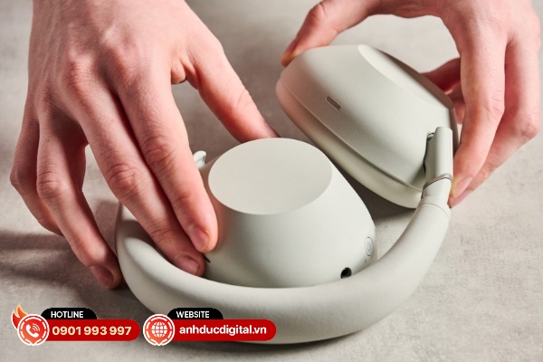 Cơ chế gấp gọn trên Sony WH-1000XM6 đã có sự cải thiện về độ bền bỉ với các điểm nối bằng kim loại