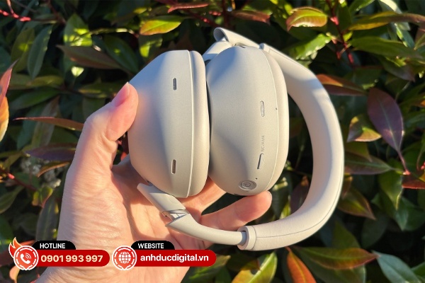 Sony WH-1000XM6 có các lưới bảo vệ cho phần micro