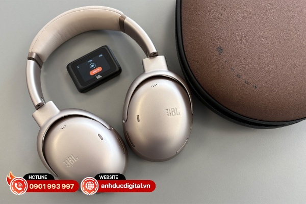 JBL Tour One M3 được trang bị bộ truyền dẫn Smart Tx mở rộng khả năng kết nối và điều khiển nhiều chức năng từ xa