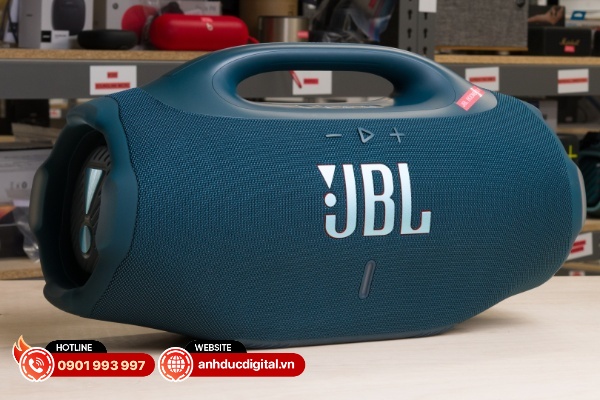 JBL Boombox 4 có xu hướng giảm âm lượng tần số thấp để giữ trọn vẹn chi tiết âm trầm
