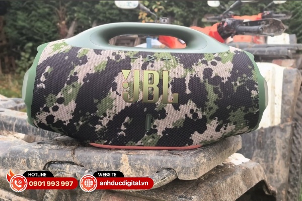 Boombox 4 có âm trầm dày và chắc chắn, trong khi âm trung và âm cao có độ sắc nét được cải thiện