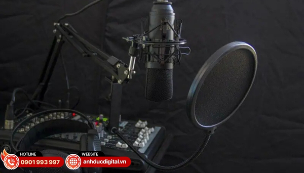 Một số các phụ kiện hỗ trợ như Pop filter, chân mic... cải thiện chất lượng thu âm