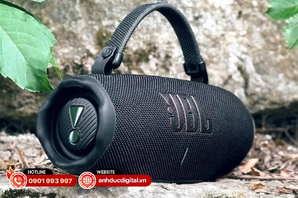 JBL Charge 6 có âm trầm mạnh mẽ, phối hợp hài hòa với âm trung và âm cao sắc nét