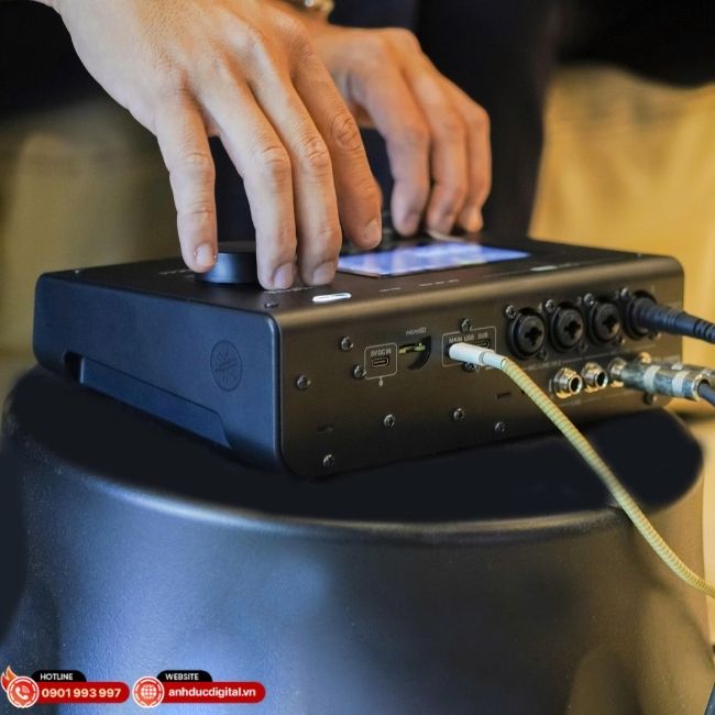 URX Series tối ưu trải nghiệm thực tế thay vì chạy theo cấu hình phức tạp