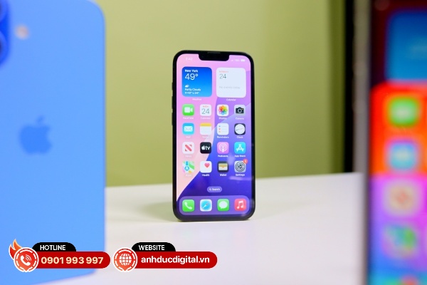 iPhone 17e chạy hệ điều hành iOS 26 với giao diện Liquid Glass và các tính năng AI của Apple