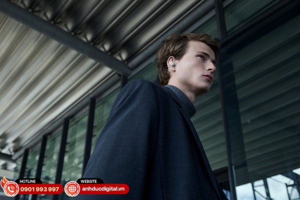 Khi di chuyển ngoài đường, Sony WF-1000XM6 giảm tiếng động cơ và tiếng gió, giữ trải nghiệm nghe ổn định và rõ ràng