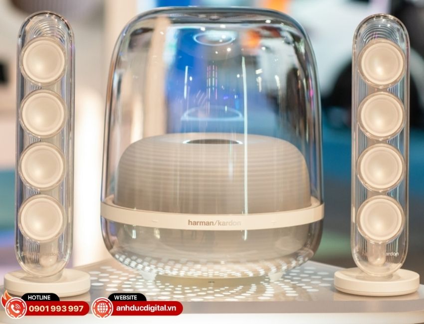 Loa siêu trầm của Soundsticks 5 với thiết kế trong suốt và hệ thống đèn LED đa màu sắc