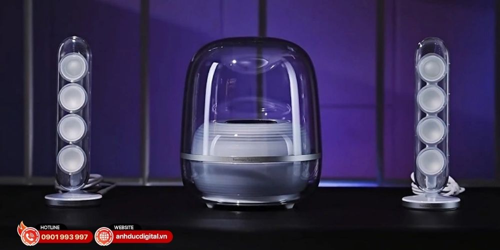 Bảng điều khiển cảm ứng mới được đặt trên loa vệ tinh của Soundsticks 5, giúp người dùng dễ dàng thao tác