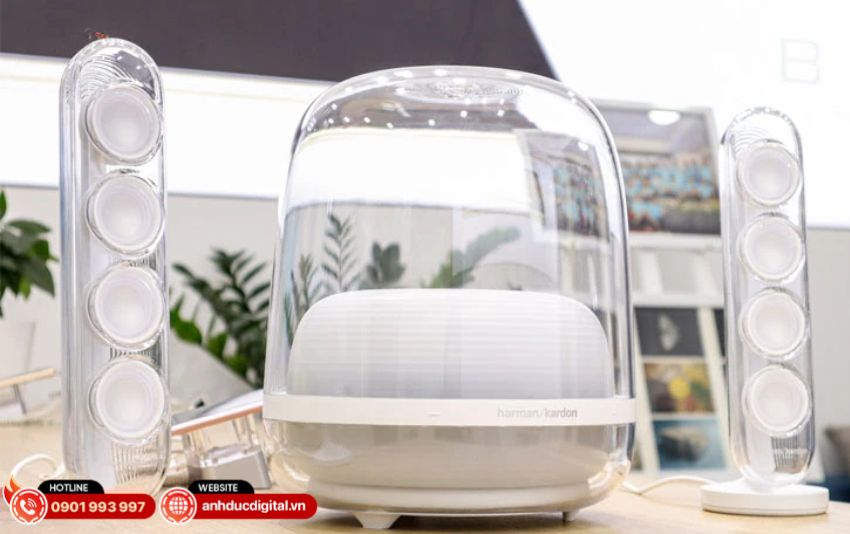 Loa Soundsticks 5 được đặt trên bàn làm việc, làm nổi bật không gian hiện đại và tối giản