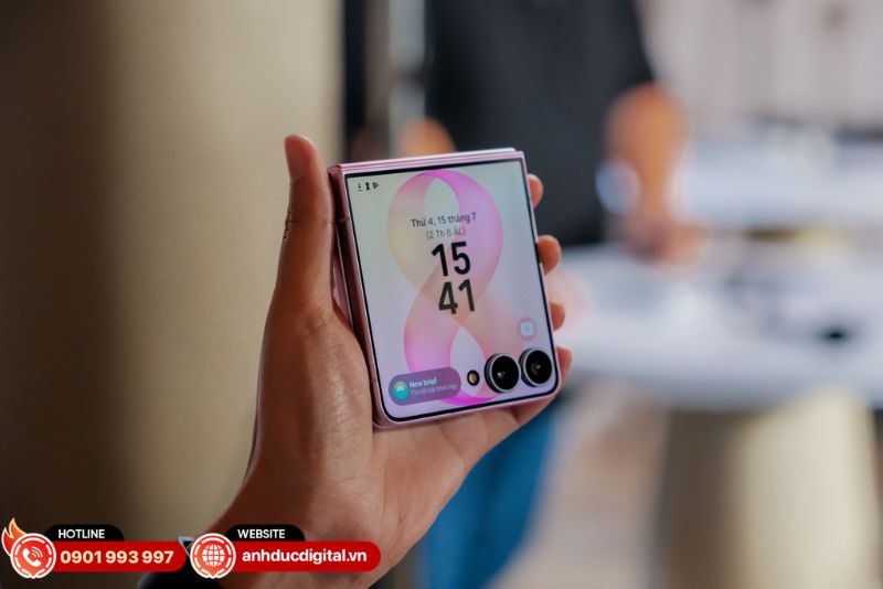 Bản lề Galaxy Z Flip8 cho cảm giác đóng mở tự nhiên hơn và hỗ trợ Flex Mode tiện lợi