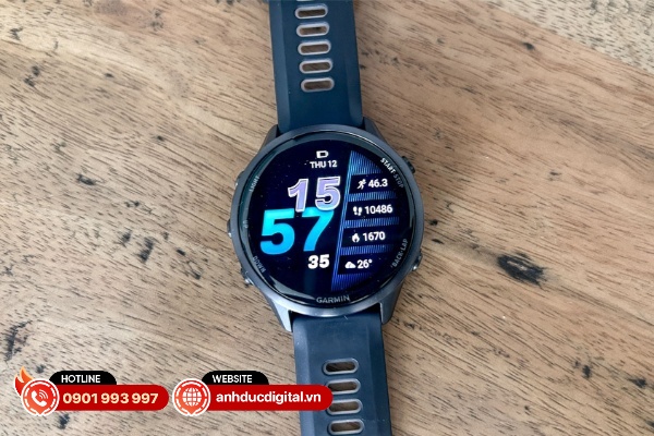 Garmin Forerunner 970 có một số nâng cấp về thiết kế với đèn chiếu sáng và màn hình sắc nét
