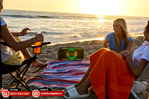 Loa di động JBL PartyBox On The Go 2 với âm thanh mạnh mẽ, micro không dây và đèn LED sống động cho mọi bữa tiệc