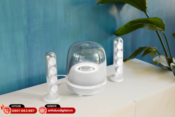 SoundSticks 4 có công suất 140W RMS, đủ lấp đầy không gian phòng với âm thanh ổn định