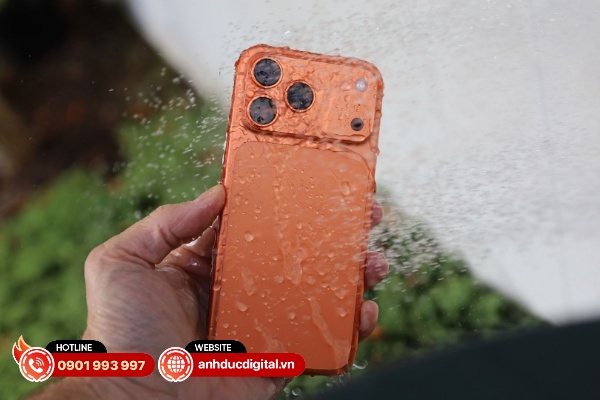 Thay đổi đầu tiên đến từ cụm camera được làm nổi bật và chiếm trọn gần như toàn chiều rộng của chiếc điện thoại
