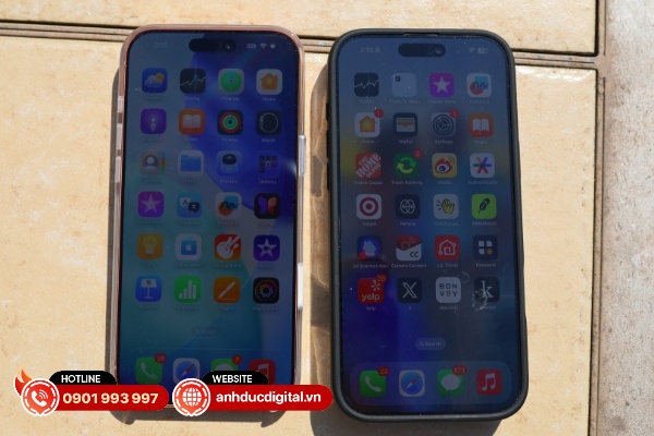 rSo sánh về khả năng hiển thị của iPhone 17 Pro Max (bên trái) và iPhone 16 Pro Max (bên phải)