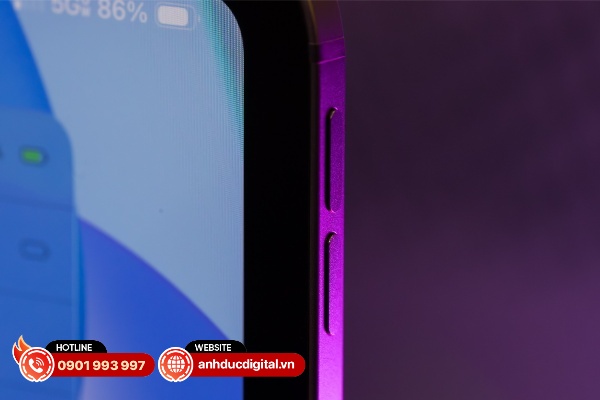 Vị trí cụm phím tăng giảm âm lượng cho thấy chiếc iPad Pro M5 này mỏng như thế nào