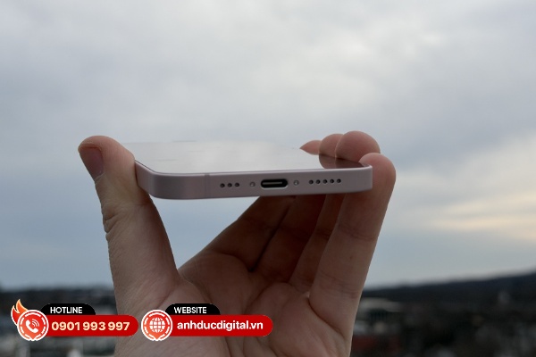 iPhone 17e sử dụng cổng sạc USB-C với công suất 20W và sạc nhanh lên 50% trong vòng 30 phút