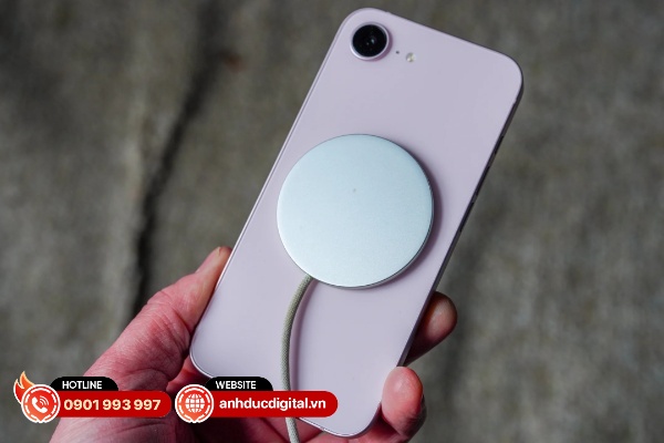 iPhone 17e được trang bị MagSafe và đạt công suất sạc không dây lên đến 15W