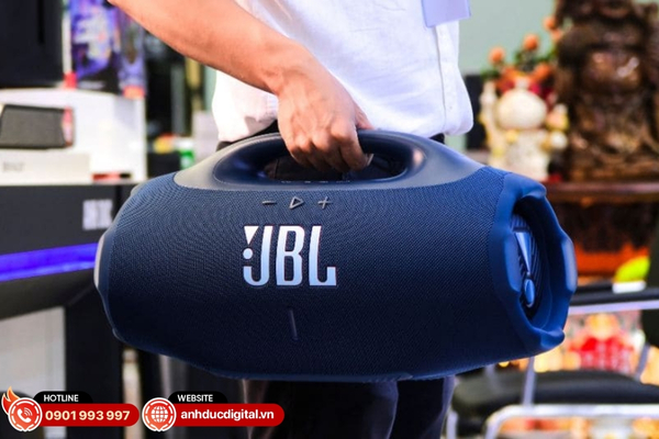 JBL Boombox 4 có thiết kế nhỏ gọn, trọng lượng nhẹ, dễ dàng mang theo và sử dụng linh hoạt ở nhiều không gian khác nhau