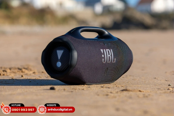 JBL Boombox 4 mang đến âm bass gọn gàng, rõ lực cùng dải âm cân bằng, phù hợp cho nghe nhạc di động và không gian ngoài trời