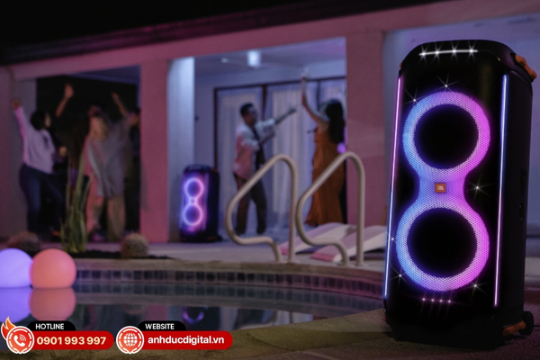 JBL PartyBox 710 sở hữu hệ thống đèn LED đa màu đồng bộ theo nhạc, tạo hiệu ứng ánh sáng sôi động cho mọi bữa tiệc