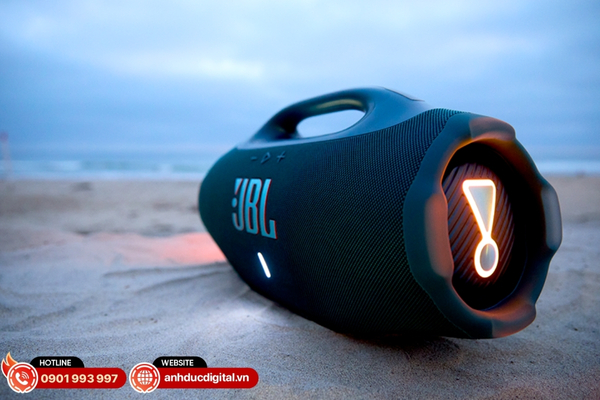 JBL Boombox 4 có hiệu ứng ánh sáng tinh tế trên logo và driver, tạo điểm nhấn nhẹ nhàng khi nghe nhạc và tụ họp