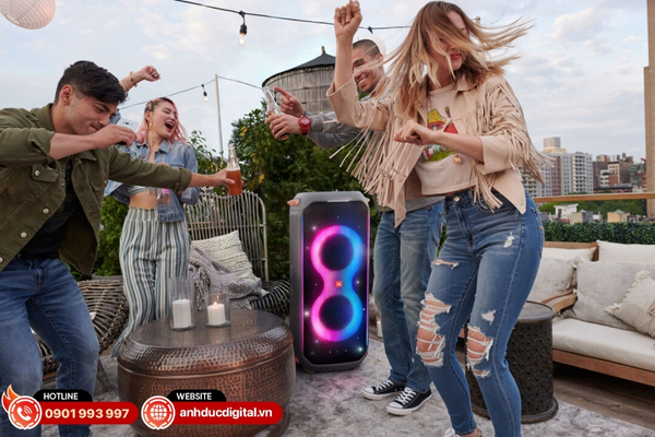 JBL PartyBox 710 sở hữu thiết kế cỡ lớn, tập trung vào công suất mạnh mẽ và trải nghiệm âm thanh bùng nổ cho không gian rộng