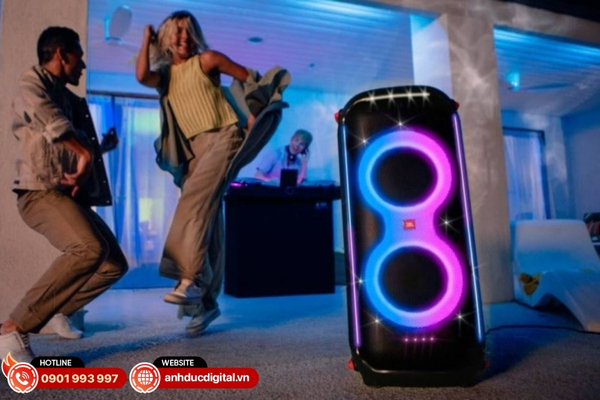 JBL PartyBox 710 không sử dụng pin, hoạt động bằng nguồn điện trực tiếp để duy trì công suất mạnh mẽ và ổn định suốt bữa tiệc