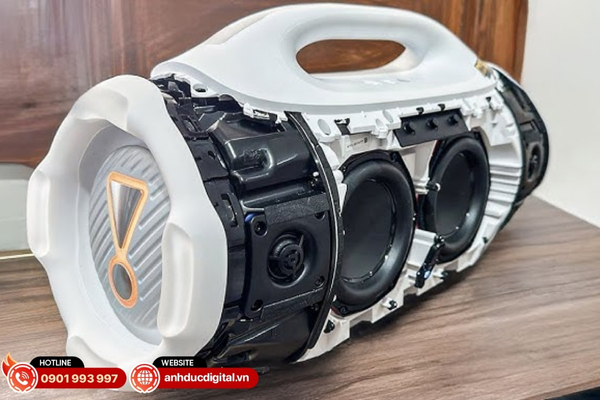 JBL Boombox 4 được trang bị 2 loa trầm, 2 loa treble và hệ thống màng rung thụ động