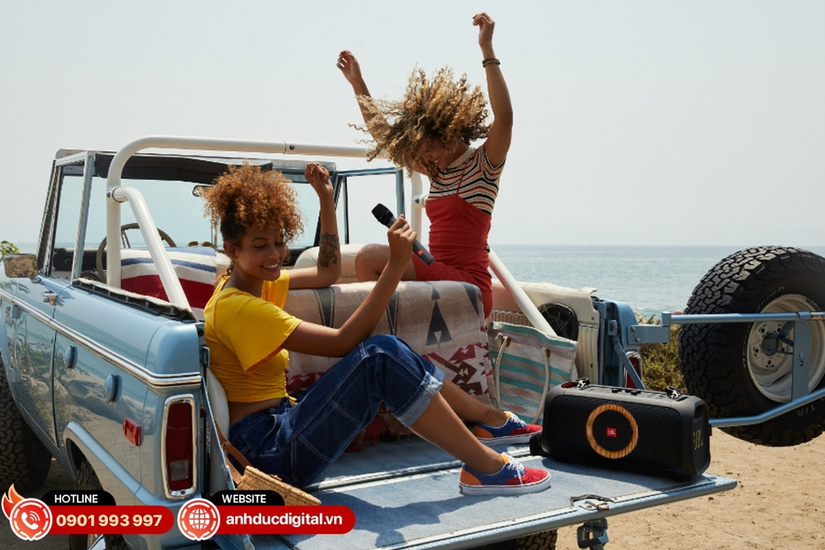 PartyBox On The Go hỗ trợ hát karaoke trực tiếp, dễ dàng kết nối micro