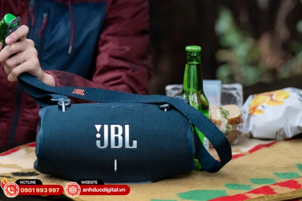 JBL Xtreme 4 sở hữu cấu hình công suất rõ ràng: 2 loa trầm 30W + 2 loa tweeter 20W khi cắm điện, và 2 loa trầm 20W + 2 loa tweeter 15W khi dùng pin