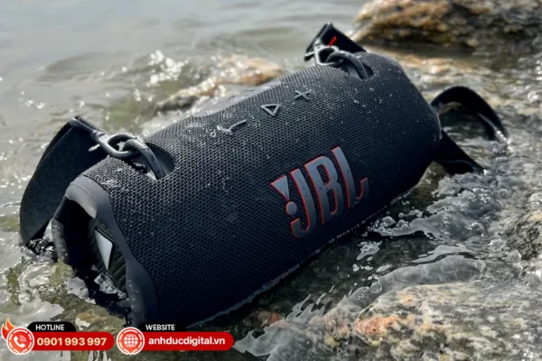 Chuẩn IP67 trên JBL Xtreme 4 giúp chống nước, chống bụi hiệu quả, phù hợp sử dụng ngoài trời và trong nhiều điều kiện khác nhau